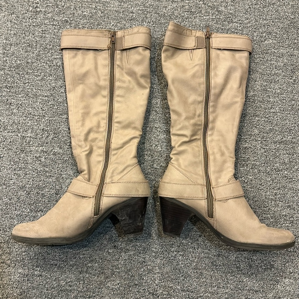 Women’s EU size 40 (US size 9) Taxi brand winter boots.